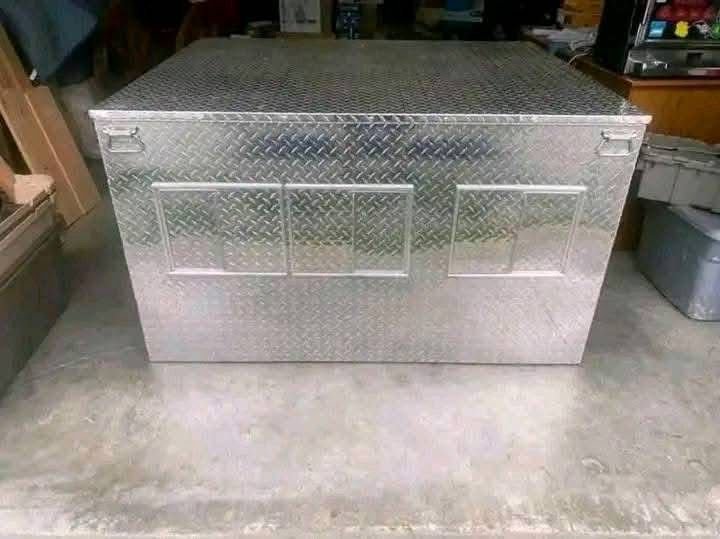 3-Hole Diamond Deluxe Dog Box with Top Storage and Back Vents - Image 4