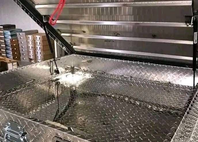 2-Hole Zepp Deluxe Dog Box with Top Storage - Image 3