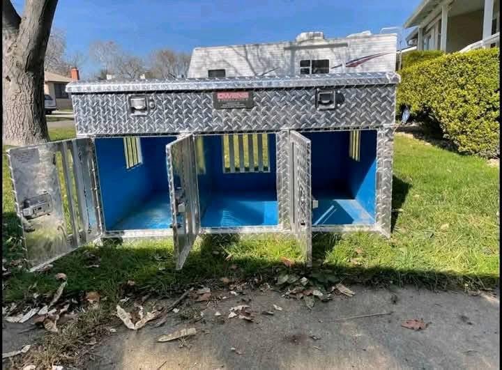 Owens 3-Hole Dog Box with Top Storage and Side Vents