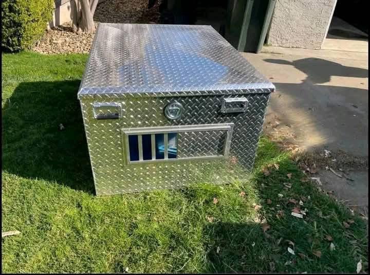 Owens 3-Hole Dog Box with Top Storage and Side Vents - Image 5