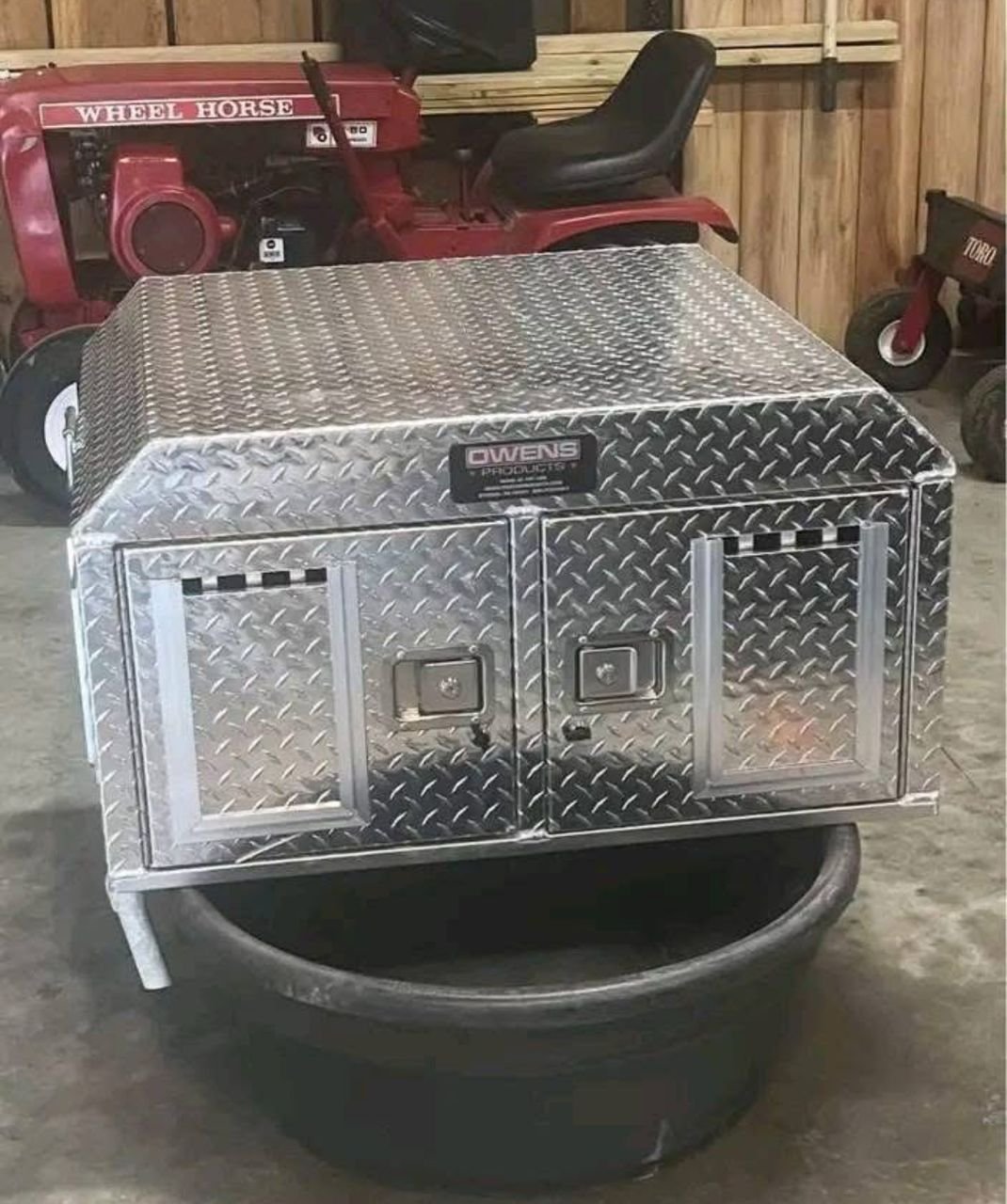 Owens Two-Hole Dog Box for Small Truck
