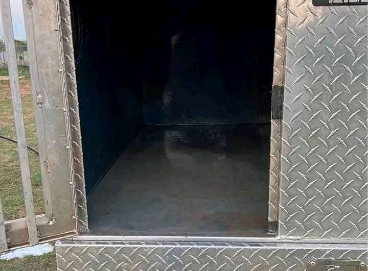 Owens 2-Hole Dog Box with Bottom Storage, Side & Rear Vents for Full-Size Truck - Image 4