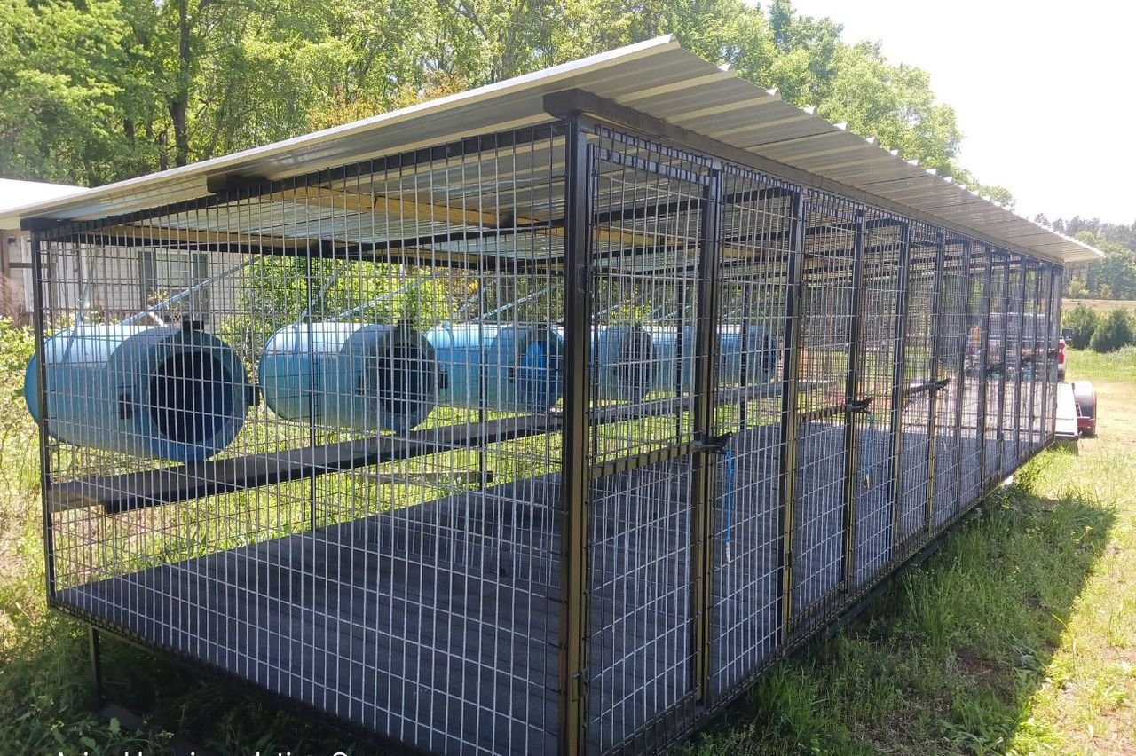 Standard Six-Bay Dog Kennel with Barrel Dog Houses - Image 3