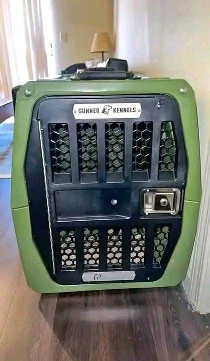 Gunner G1 Small Green Kennel dog crate, in excellent condition.