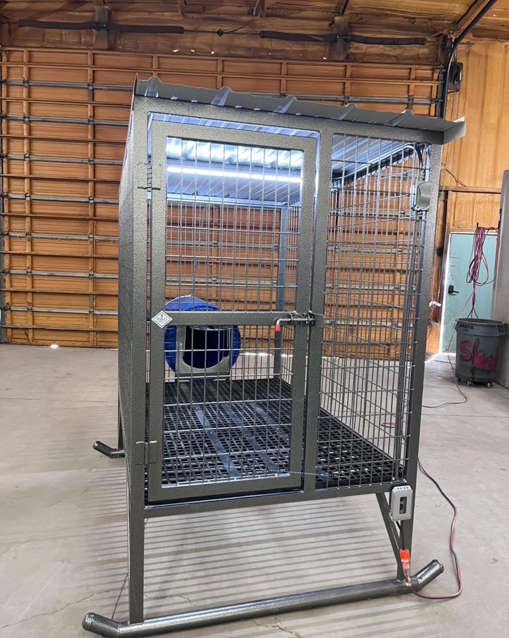 Single-Hole Elevated Dog Kennel – 4’ x 6’