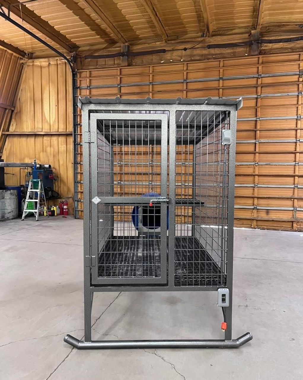 Single-Hole Elevated Dog Kennel – 4’ x 6’ - Image 7