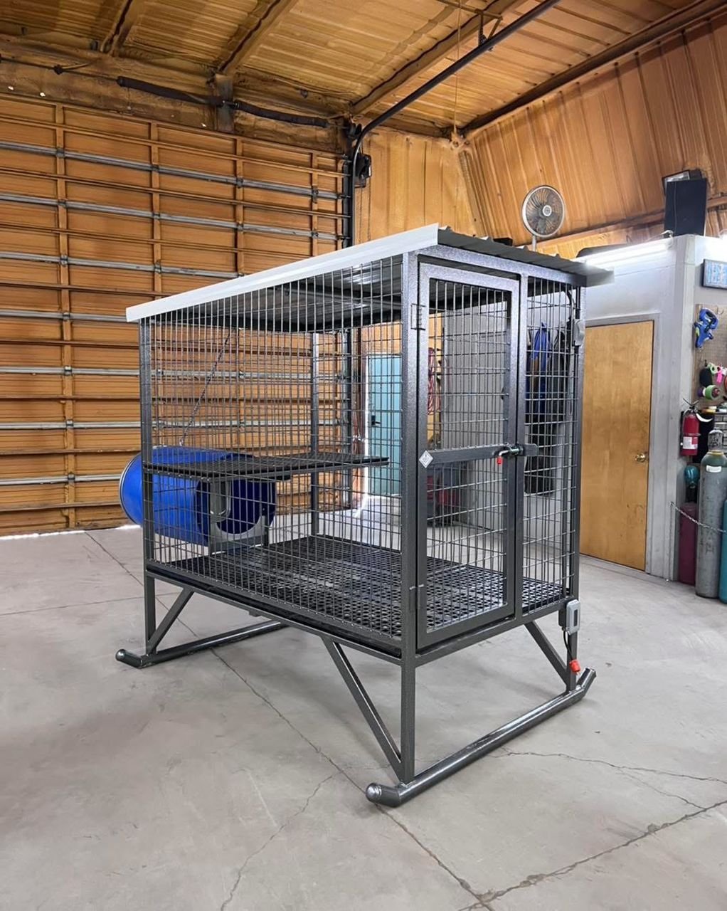 Single-Hole Elevated Dog Kennel – 4’ x 6’ - Image 5