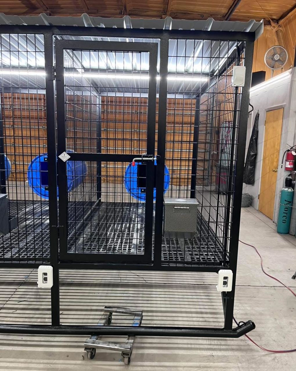 4-Hole Elevated Dog Kennel – 4’ x 6’ Compartments - Image 9